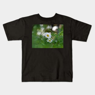 White daisy flower among green grasses with a nice bokeh. Kids T-Shirt